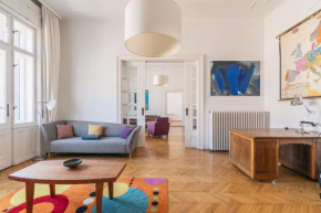 Sunny, Airy, Artsy & Authentic Loft with Balcony